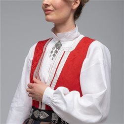 Rød vest, brodert skjorte og sølv til Kvinnebunad fra Nordmøre